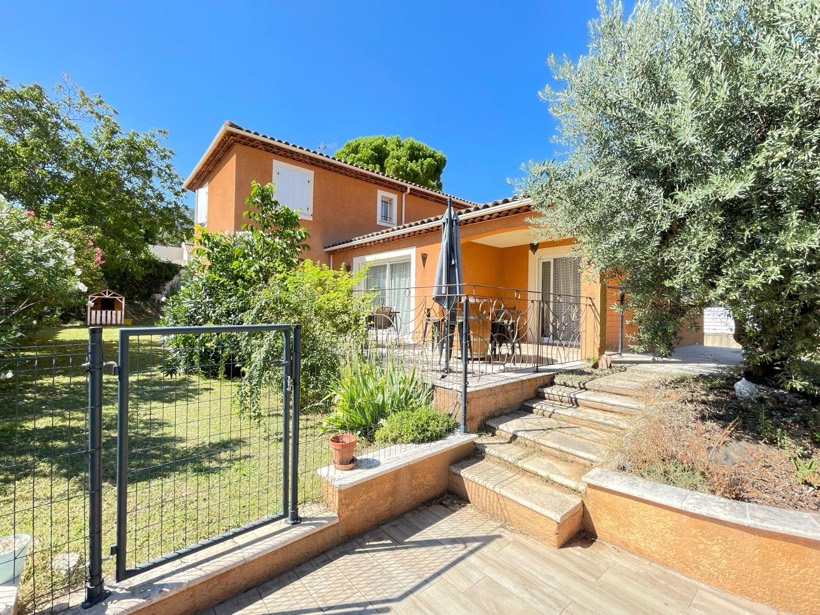 Maison à vendre à Volx : villa lumineuse proche des commodités