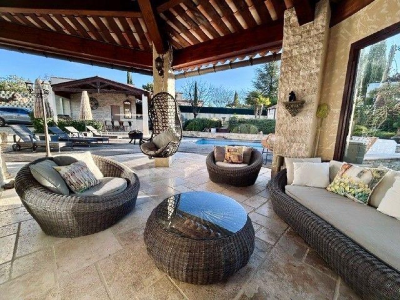 Maison à vendre à Alpes-de-Haute-Provence : villa en quartier résidentiel