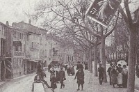 Carte postale ancienne : un boulevard animé de Manosque